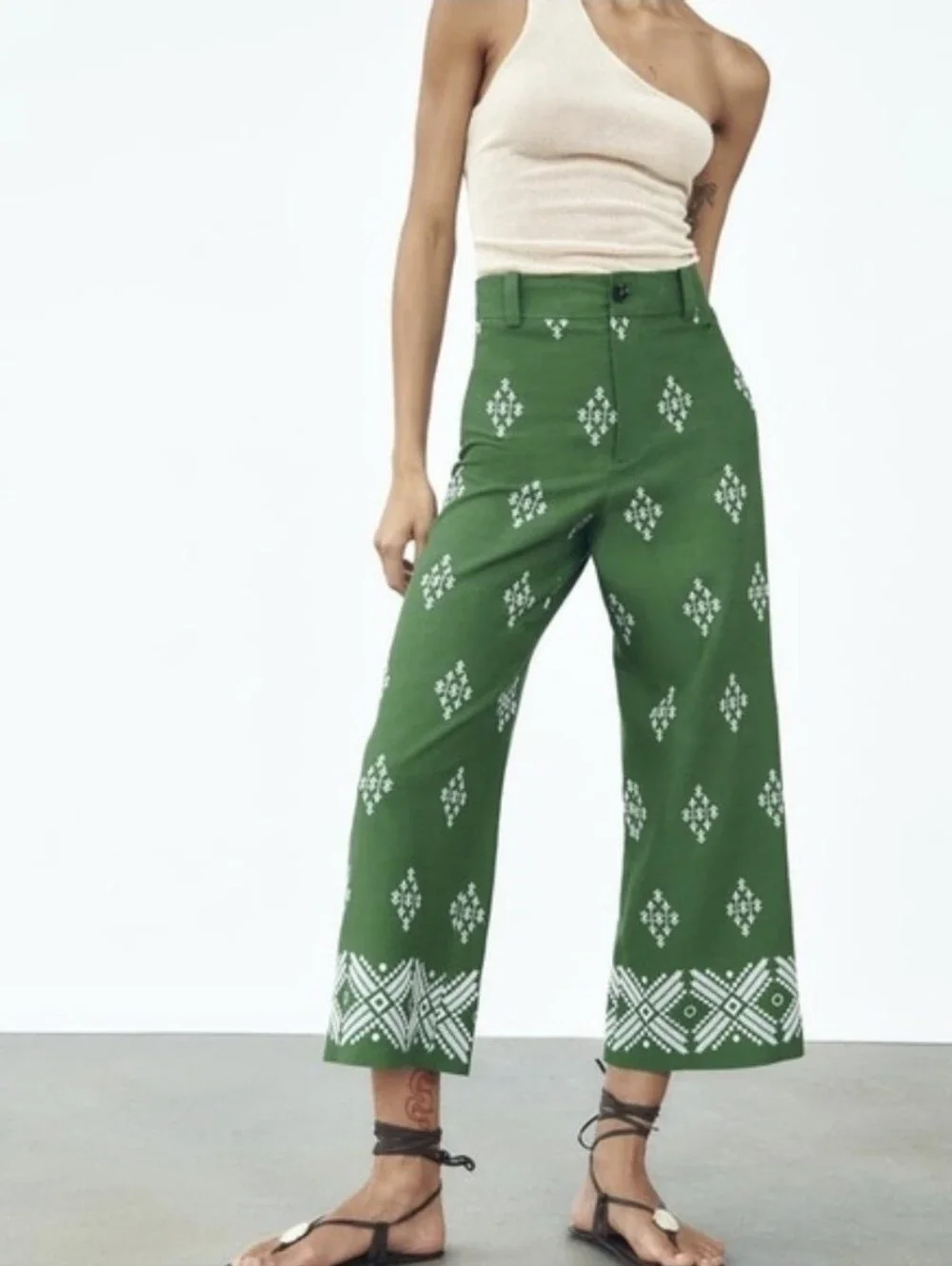 Zara Linen Blend Green With White Embroidered Cropped Pants Size Medium